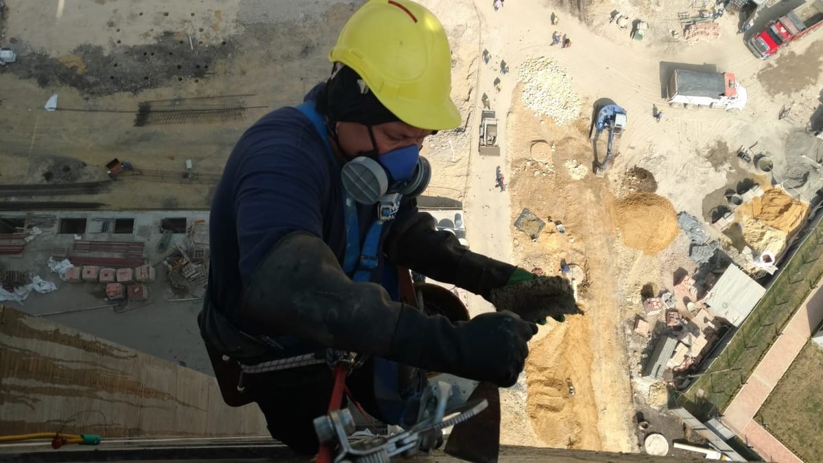 Técnico JAMAN SAS aplicando manto en fachada por cuerdas